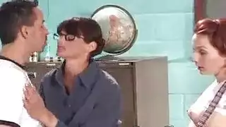 تدريب عاهرة مراهقة: دروس بلع عميق
