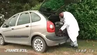 عاهرات متحركات صارمات يأخذنها في المؤخرة