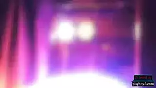 تفريق أردافها الممتلئة من أجل قذف عميق