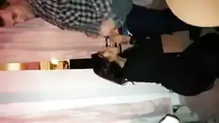 آسيوية مفلسة تبتلع قضيب عملاق على الكاميرا