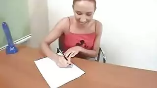 قضيبان سميكان يضربان مهبلًا صغيرًا
