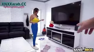 خادمة مثيرة تفتح ساقيها من أجل المال
