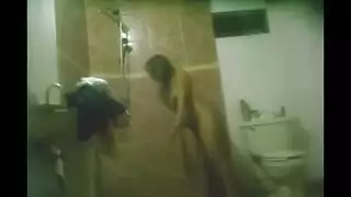 رجال في صالة ينيكو بعضهم