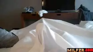 شاب نائم يصبح صلبًا وأمه لا تقاوم مصه