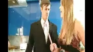 مستأنث خاضع يبتلع السائل المنوي من رجال مسيطرين