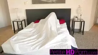 شظية شقراء تنزع ملابسها الداخليه وتنتشر ساقيها في الجزء من لاريكه اباحي مجاني