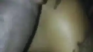 الجميلة السمراء النحيلة تركع لعبادة قضيب كبير