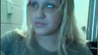 عاهرة شقراء تأخذ وجهها بممارسة جنسية وشرج بقذف داخلي من رجل أسود
