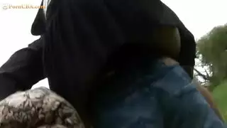 ثلاثي في الهواء الطلق مع رجلين يتحول إلى جنس علني جامح