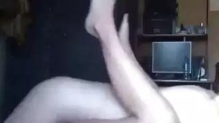 خلعت جوسي فستانها وتمتص عصا اللحم الضخمة لرجل
