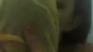 عربية إباحية تتمتع بلذة مزدوجة: عصر الثدي وتدليل الكس أثناء ركوب الدسار