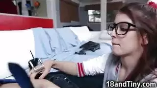 سمراء نحيلة تظهر مؤخرتها الكبيرة في فعل صريح