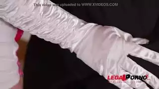 تدليك عميق لشعر فتاة حلوة في مشهد إباحي صريح