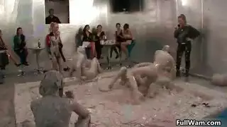 شقراء تأخذه بعمق في فيلم إباحي بالمطعم