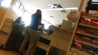 مشاغبة تأخذ حلقها محفورًا بقسوة