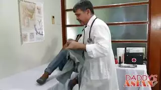 إغراء حار: تخلع فستانها ببطء، متباهية بثدييها المثاليين