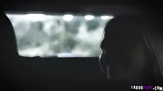 جلسة عمق حلق صاخبة مع مص قضيب مزدوج