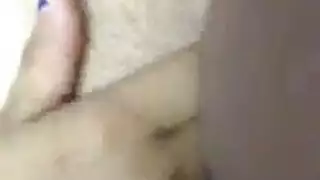 رجل يدحل رأسه داخل كس المرأة
