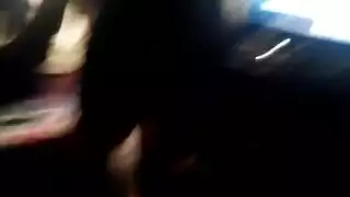 فتاة اللياقة الحارّة تعد جسدها المشدود لجلسة جنس في الصالة الرياضية