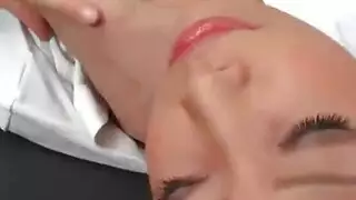 ممرضة شابة تثير المريض بزيها المفتوح