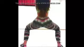الفتيات العاريات مثيرات يصبحن عاريات ويظهرن لنا كسها المشعر ، على طاولة الاستوديو