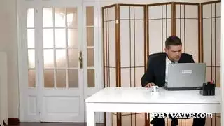 امتياز تنفيذي: السكرتيرة تأخذ قضيب الرئيس الصلب في العمل