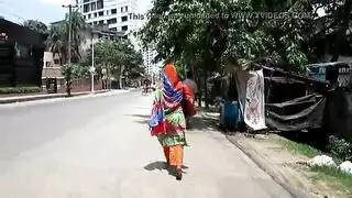 عاهرة المنتجع تمارس الجنس الجماعي مع نزلاء الفندق