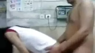 ميكانيكي ينيك صاحبة العربية في الورشة الفيديو عالي الدقة