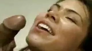 مراهقة سمراء تتعرض للجماع الفموي العنيف ولمس مهبلها في فيلم إباحي مكثف