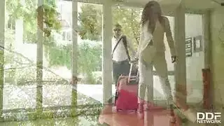 دافني الناضجة الساخنة تأخذ عضو جارها في جلسة إباحية جامحة