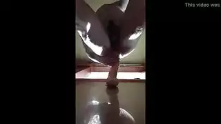 هواة آسيوية حقيقية تبلع قضيبًا ضخمًا بعمق