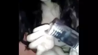 سباحة زجاجة يتلمس طريقه