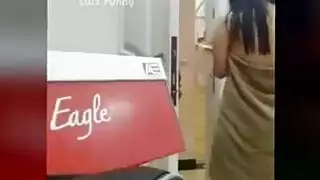 لحم رقيق: يدا فتاة آسيوية ماهرتان تعملان على قضيب نابض