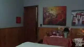 بنشر ساقيها على نطاق واسع، هذه السمراء تتوسل للجماع الخشن