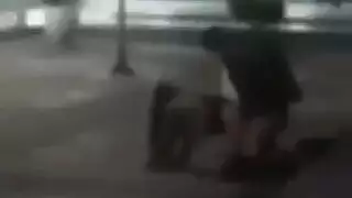 تم حفر حارس أمن مفلس أثناء إعطاء الرأس