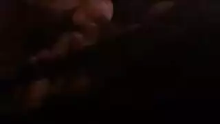 تلميذة وقحة تبلع قضيبًا وتغوي الحارس