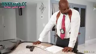فتاة العسكري تمتلئ بقضيب سميك