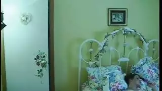 الأب لا يقاوم جسد ابنته جنس صعب أثناء النوم إباحي صريح