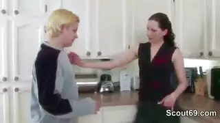 فتاة أمريكية ممتلئة الجسم تأخذ قضيبًا صلبًا
