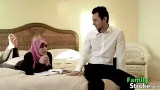 رغبات سرية: مراهقة محجبة تتوق لقضيب محرم