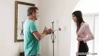 شيميل مثارة تنك زبون التدليك في جلسة إكس إكس إكس