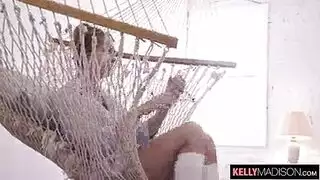 ربة منزل متناكة تنيك العامل في غياب زوجها و تمصه و تخونه و تبلع حليبه