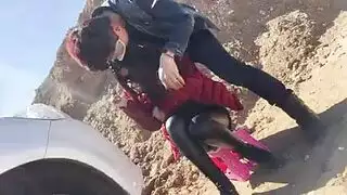 زوجين آسيويين يمارسان الجنس بقوة في العلن خارج المنزل