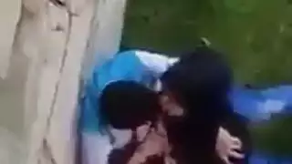 حبيبة مغربية محجبة تُمسك بوضعية الكلب على العشب