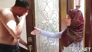 محجبة سورية تشق كسها بقضيب أجنبي عملاق