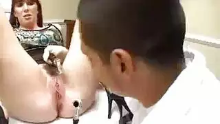 فاتنة المستشفى: ميلف ذات كس مشعر تأخذ عضو الطبيب الكبير