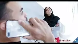 أجنبي يغتصب خادمة محجبة في شقته
