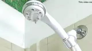 الشقراء الناضجة لا تستطيع مقاومة قضيب ابن زوجها الكبير