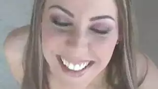 عاهرة ساخنة تبلع الزب بعمق وتتلقى قذفًا كثيفًا على الوجه