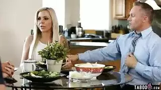 العروس تستبدل زوجها بقضيب زوج الأم الكبير خيال جنس مزدوج